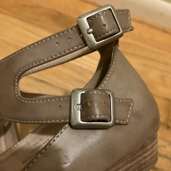 Restricted Grey Almond Toe Low Wedge Wide Ankle Strap Side Buckle sz 7.5 Demure - Picture 7 of 9